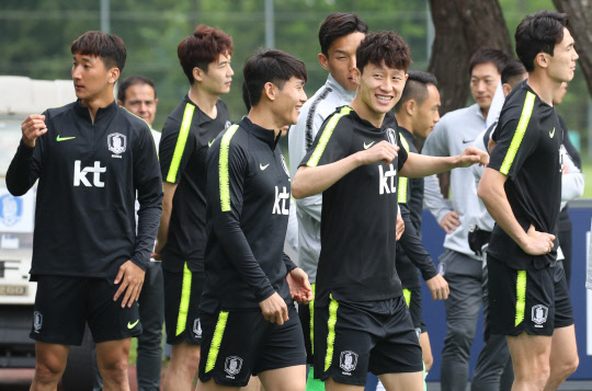 밝은 분위기의 대표팀  2018 러시아월드컵에 출전하는 대한민국 축구 국가대표팀 선수들이 21일 오후 파주 NFC에서 몸을 풀고 있다. 신태용호는 28일 대구에서 온두라스, 다음달 1일 전주에서 보스니아 헤르체고비나와 평가전을 치른 뒤 3일 사전캠프지 오스트리아로 떠난다.